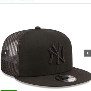 Yankees New Era Blackout Trucker 9FIFTY Snapback.